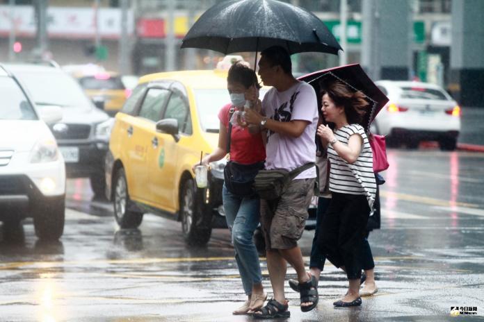 ▲本週受到梅雨影響，台灣各地整天都有降下劇烈雨勢的機率，民眾外出務必記得攜帶雨具，並關注氣象局的豪雨特報。（圖／ NOWnews 資料照）