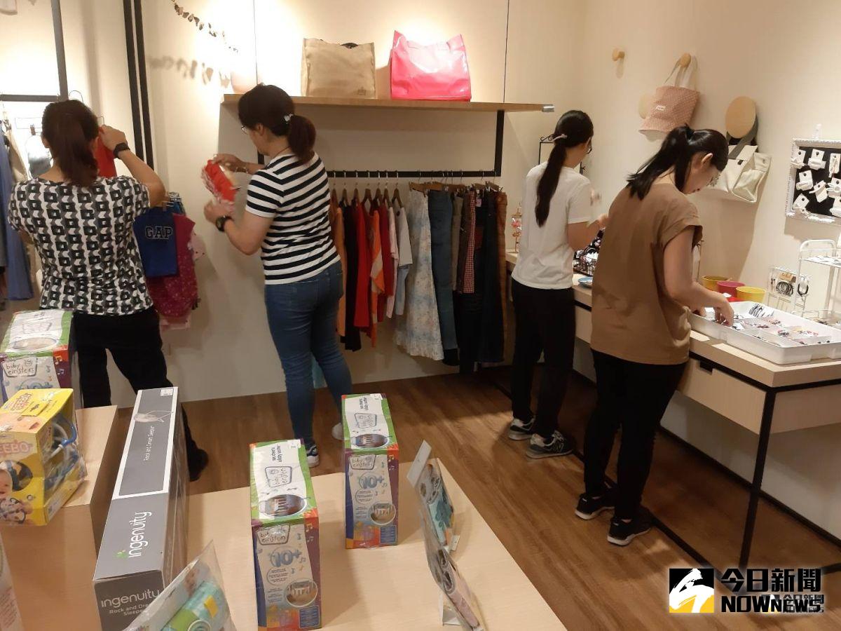 ▲愛心小舖有小飾品、衣物、文具等等，實用不貴，吸引選購。（圖/記者邱嘉琪攝，2019.07.18）