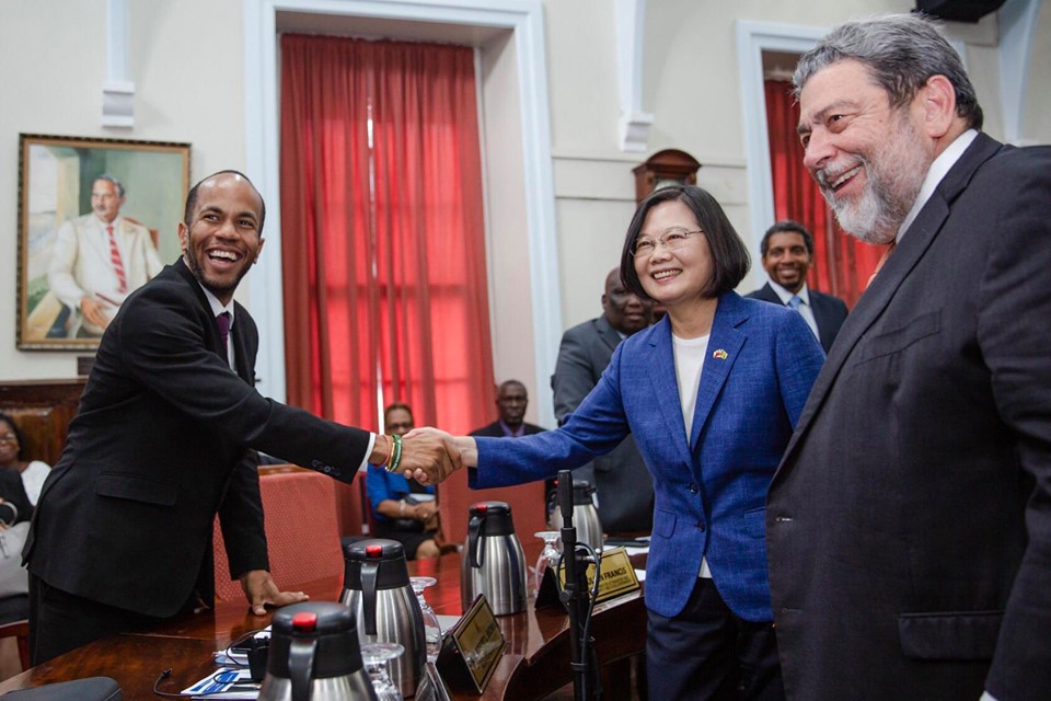 ▲總統蔡英文結束加勒比海「自由民主永續之旅」，於22日返台，卻傳出國安特勤人員藉出訪勤務大量申購免稅菸品，舉國關注。(圖/ NowNews資料照)