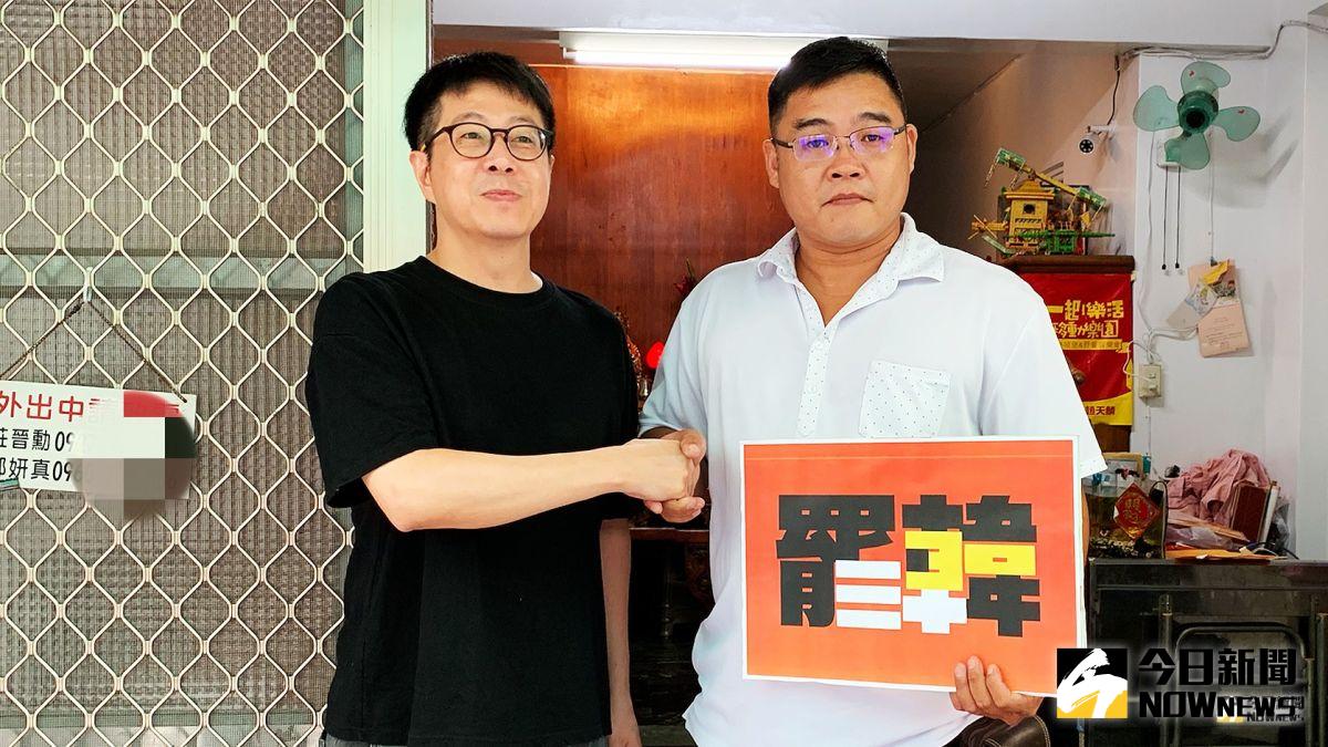 ▲WeCare發起人尹立（右）今日早前往三川里辦拜訪里長莊晉勳，宣佈將持續走訪遭韓粉霸凌的罷韓店家，並提供具體協助。（圖／記者郭俊暉攝，2019.07.18）