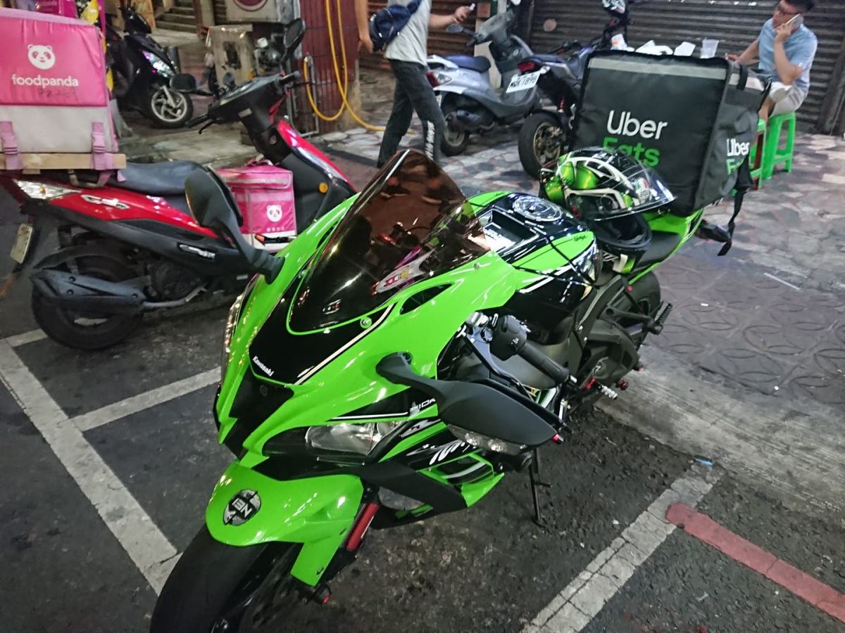 ▲這個鮮肉外送員騎來送餐的交通工具還是重型機車，讓原 PO 真的受不了大呼「差點想打包外送小哥哥，地方媽媽飢渴中嗎？」。（示意圖／翻攝自輕檔車俱樂部臉書）