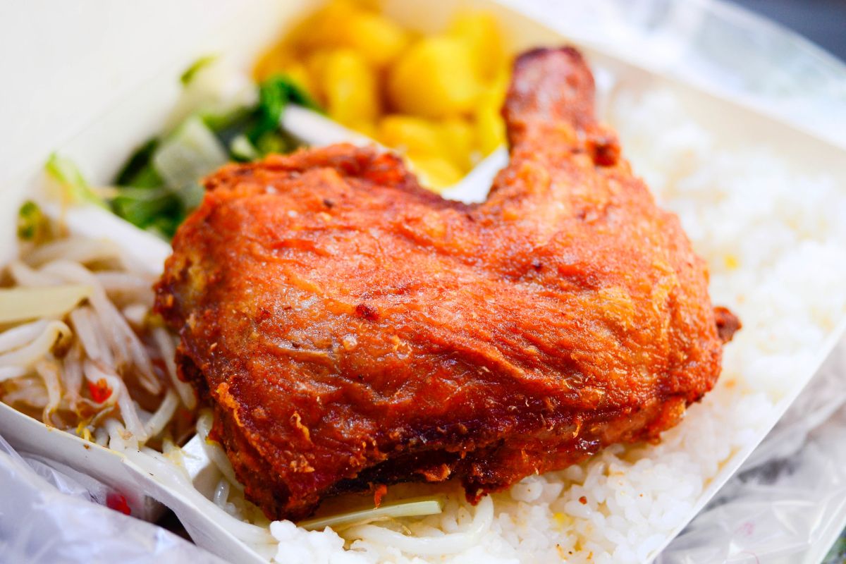 ▲有網友遇到店家，若要求不切雞腿，反而需多收五塊錢，原因曝光更讓不少外食族傻眼。 （示意圖／圖自 flickr ）