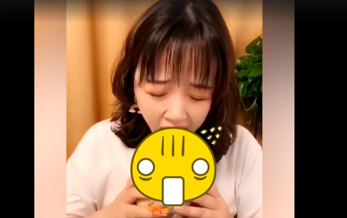 ▲日前一名中國大陸美食正妹直播主大啖美食，沒想到她中途竟拿出一個形狀長著「害羞形狀」的海鮮象牙蚌。（圖／翻攝 Livingin2077 臉書）