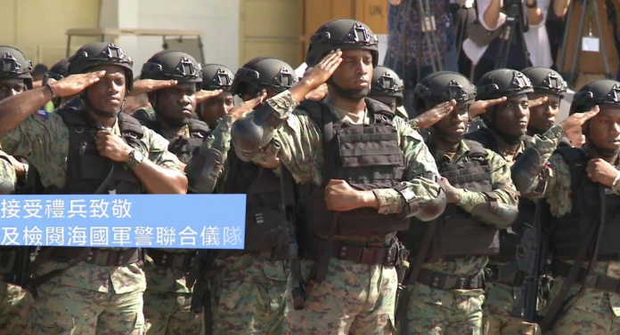 ▲海地軍警穿著我國提供的戰鬥個裝迎接蔡英文總統到訪。（圖／翻攝自蔡英文臉書專頁）