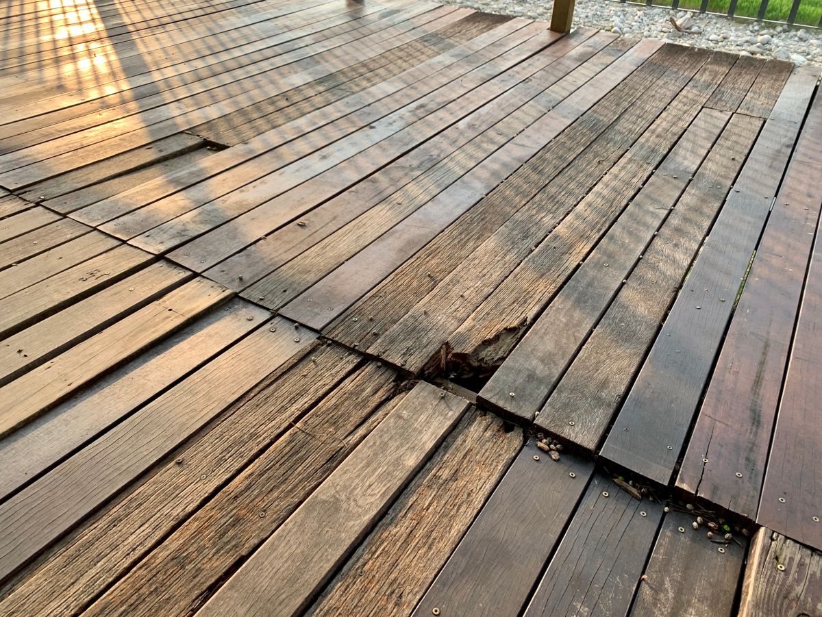 ▲議員江肇國現場勘查，發現車道木條也有多處斷裂損毀、鋼釘外露等情形。 (圖／江肇國提供2019.7.18)