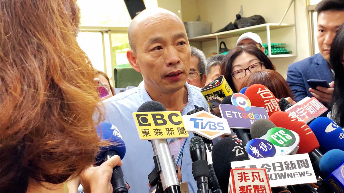 對於鳥松區神農路到上周仍淹水，韓國瑜說，該路段清淤工作大約八月底會完成，在那之前請居民再忍耐一下。 (圖/記者郭凱杰攝)