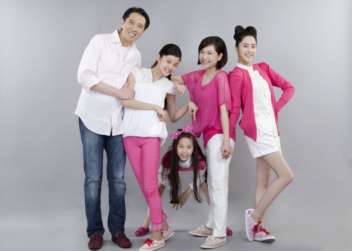 ▲全家都是明星的歐陽龍與傅娟，曾到帶著女兒們一起到 JULIA 拍攝全家福，看得出歐陽姐妹們當時還很青澀的模樣。（圖／JULIA WEDDING NEWS新婚情報提供）