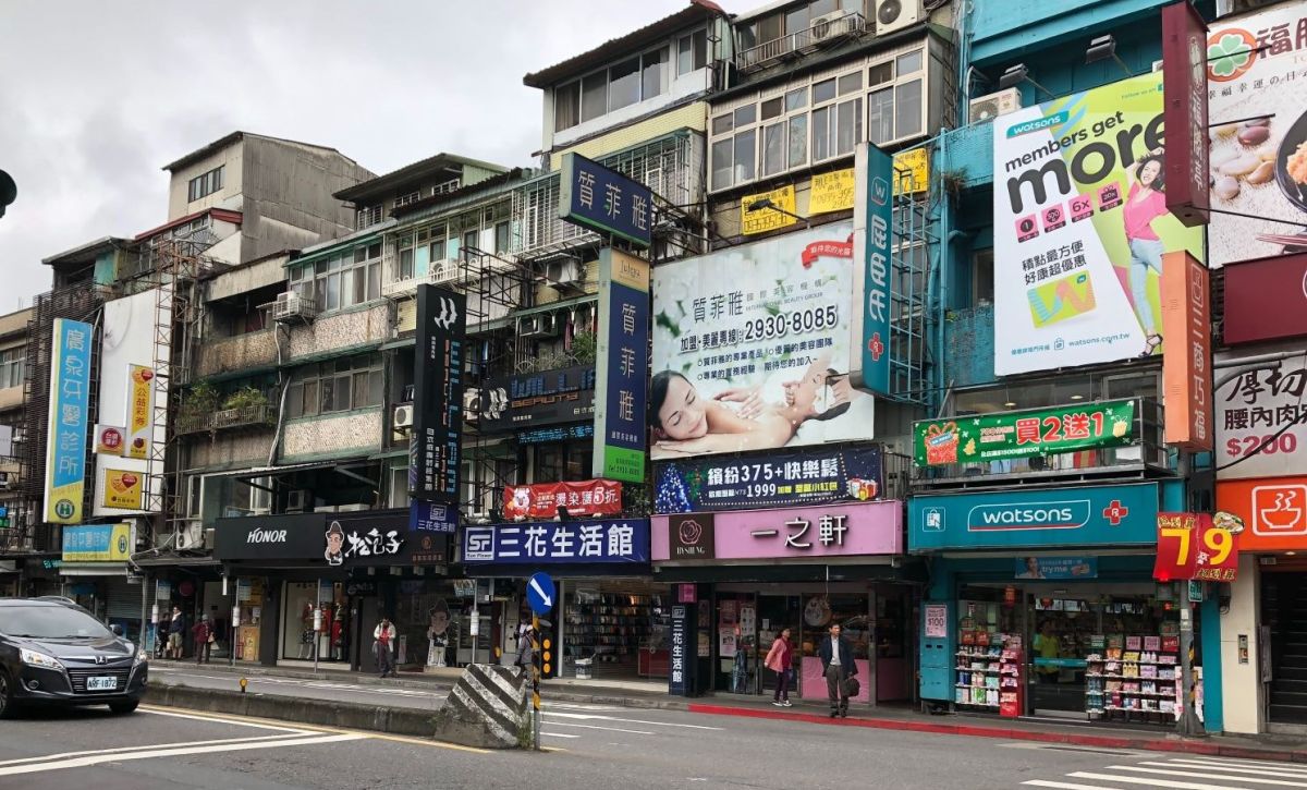 ▲萬芳醫院商圈有學生、醫護人員等龐大消費群族，沿路店家林立，相當熱鬧。（圖／信義房屋提供） 