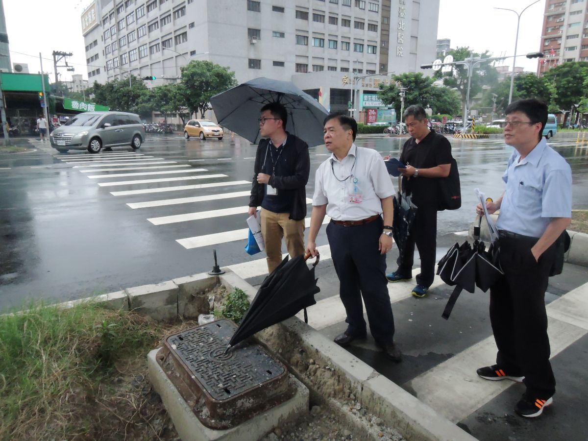 ▲新北市交通局長鍾鳴時今天視察環狀線新莊思源路3處行人通行量大的路口，要求施工單位盡速改善復舊工程缺失。（圖／新北市交通局提供）