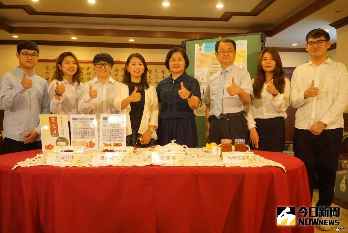 ▲台灣原產紅棗營養成分高，大葉藥保系副教授葉靜華帶領學生做機能驗證與產品開發。（圖／記者陳雅芳攝，2019.07.18）