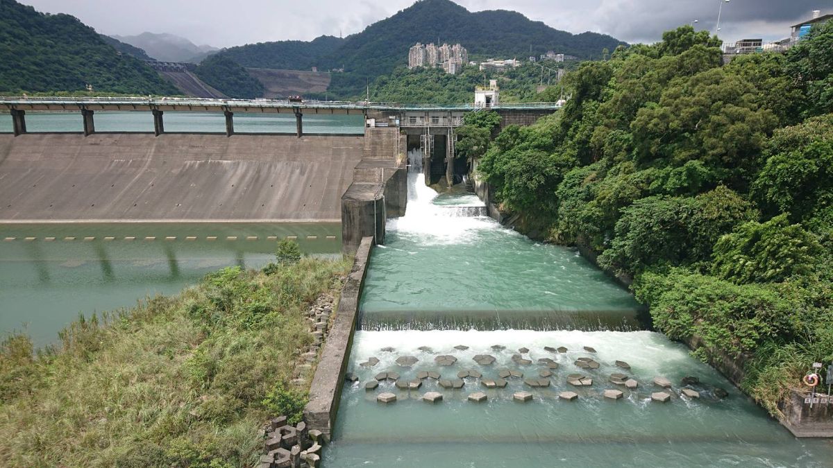 ▲北水局江明郎局長表示，丹娜絲颱風生成前北水局即開始加強設施整備、持續監視氣象資料，17日發布海上陸上警報立即成立緊急應變小組，並依據氣象預報資料進行石門水庫調節性放水，增加蓄洪空間。（圖／北水局提供）