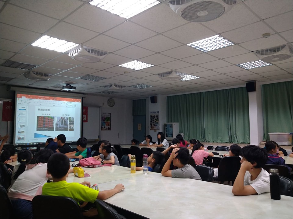 ▲「小記者培訓營」帶領國中小學生認識新聞、看懂新聞。（圖／少數族群權益促進協會提供）


