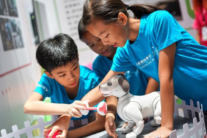▲Sony aibo AI 機器狗首度來台，將於北高巡迴第七屆索尼創意科學大賞作品展與大家面對面互動。（圖／台灣索尼提供）