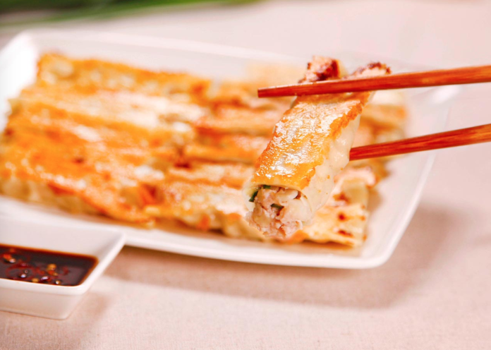 ▲鍋貼、水餃在中華美食文化中，有著相當重要的地位，而台灣最著名的鍋貼專賣店就屬「八方雲集」最平價實惠。（示意圖／翻攝自八方雲集官網）