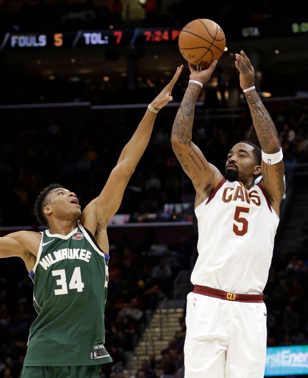 ▲「字母哥」Giannis Antetokounmpo(左)、「神經刀」J.R. Smith（圖／美聯社／達志影像）