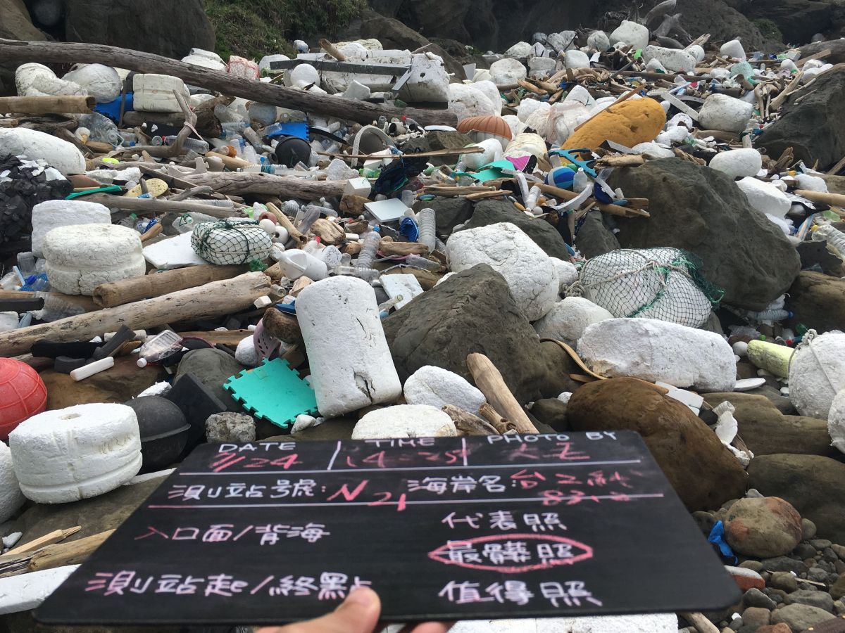 ▲新北市瑞芳區新北市瑞芳區台2線83.2K處海岸名列全台最髒海岸。（圖／綠色和平提供）