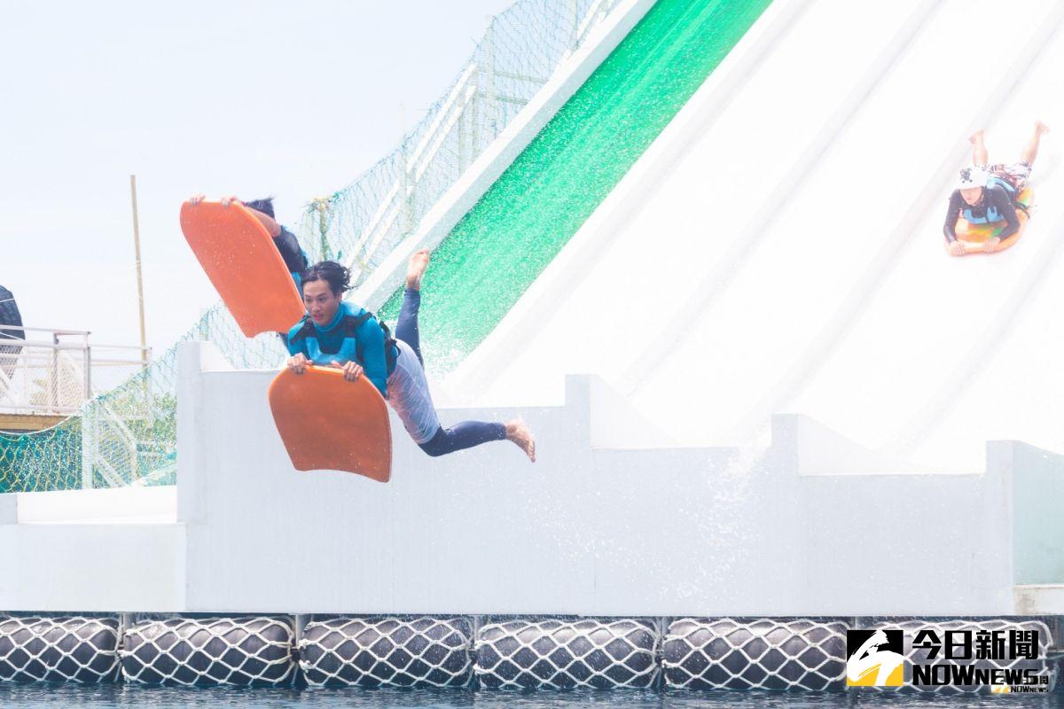 ▲台開新天堂樂園引進全台最高滑水道，可以在高處遠眺中央山脈，再進行高速的滑水體驗。（圖／記者鄭志宏攝）