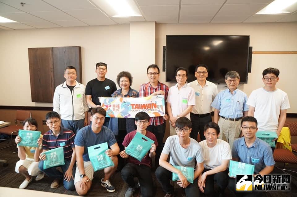 刻正在美國訪問的總統府秘書長陳菊，今(19)日與明尼蘇達大學的台灣學生、教授及同鄉一同参訪明大校園。（圖／翻自陳菊臉書）