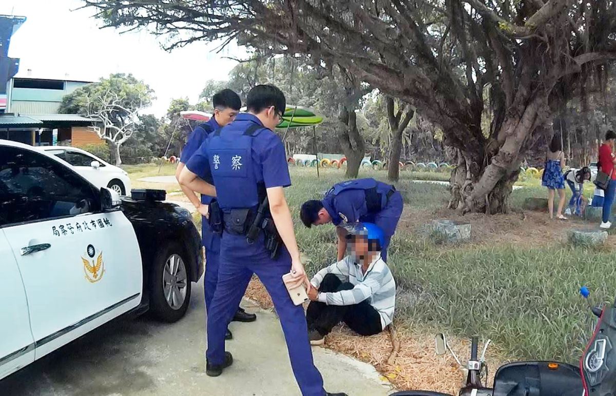 ▲雖然被警察查獲，但是逃逸3年的丁男卻似乎鬆了一口氣，心想自己終於可以回家看看家人了。（圖／大園分局提供）