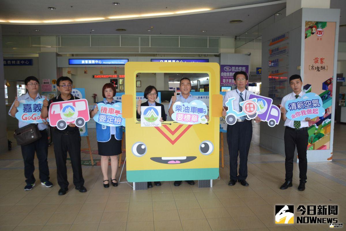 ▲嘉義市環保局至交通轉運中心說明空氣品質維護區示範區。（圖／記者郭政隆攝影2019.7.19）
