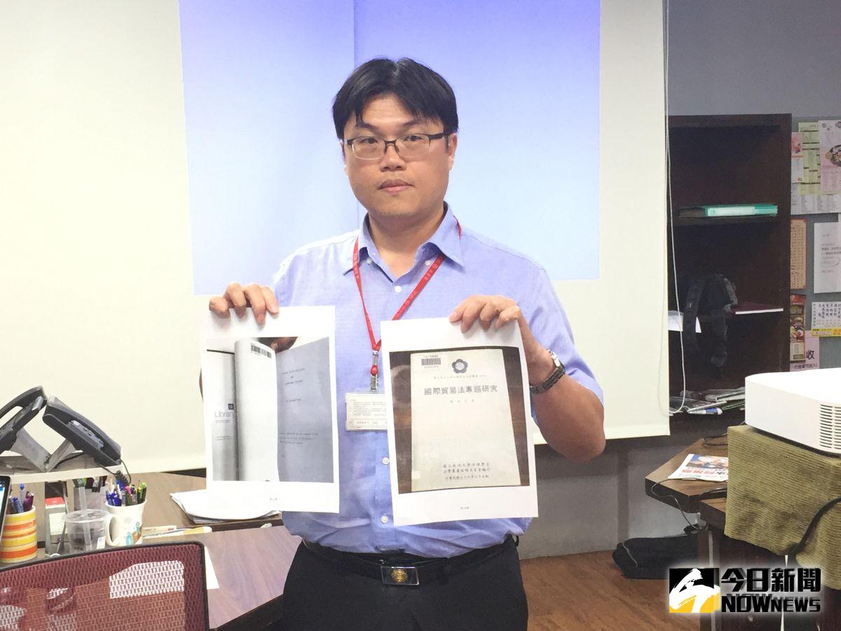 ▲高教司司長朱俊彰出示總統蔡英文的博士學位論文與升等相關著作。（圖／記者黃仁杰攝,2019.7.19）