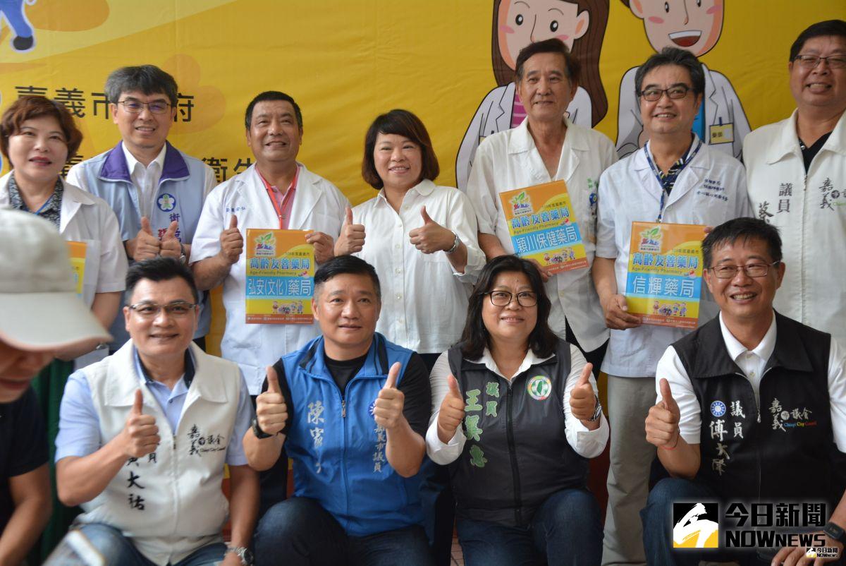 ▲衛生局製作高齡友善藥局認證標章及布條供民眾辨識。（圖／記者郭政隆攝影2019.7.19）