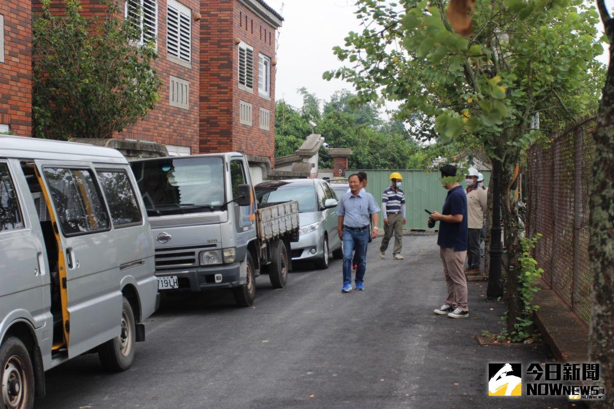 ▲古坑鄉長沈勝騰親自會同丈量後表示一切會依法辦理。（圖／記者簡勇鵬攝，2019.07.19）