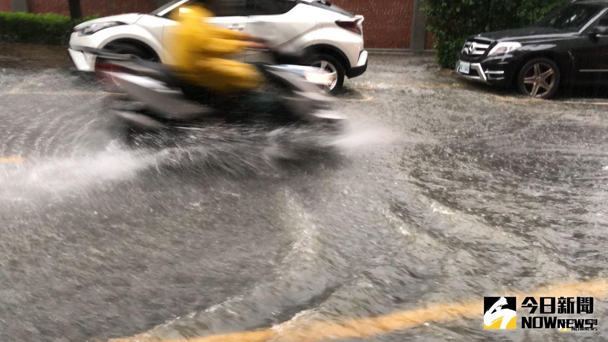 ▲中央氣象局今（26）日發布全台7縣市豪、大雨特報，高雄市、台南市雨勢猛烈，截至上午11點30分，高雄已有8處雨量站破200毫米、台南則有4處。（圖／NOWnews資料照，記者陳聖璋攝）