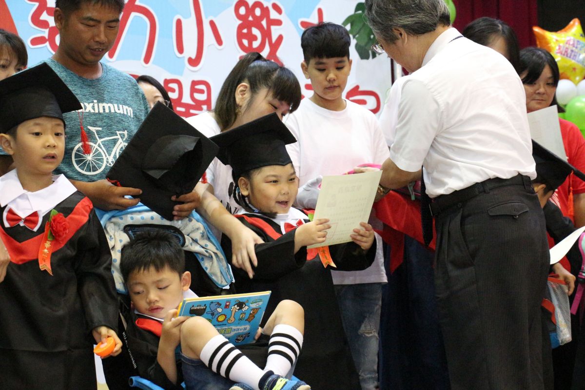 ▲晨光畢業生開心接過由姚維仁院長頒發的畢業證書。（圖／嘉義基督教醫院提供）