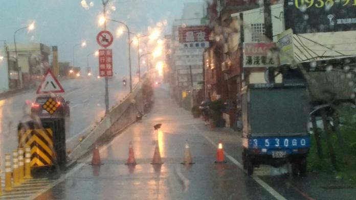 ▲屏東地區19日下午3、4點開始降下大雨，東港橋上騎士們冒雨行進的驚險畫面。（圖／屏東消防局提供）