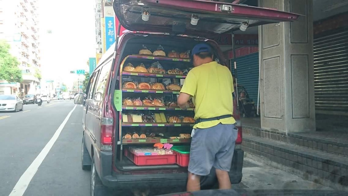 ▲你看過麵包車嗎？許多人小時候的回憶，總是穿梭在大街小巷的麵包車，開著廣播叫賣，車內則擺滿了各式各樣好吃又不貴的麵包，隨著時代的改變，現今已經越來越少見了。（示意圖／翻攝自爆料公社）