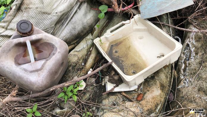 廢棄容器積水，居民擔憂孳生病媒蚊