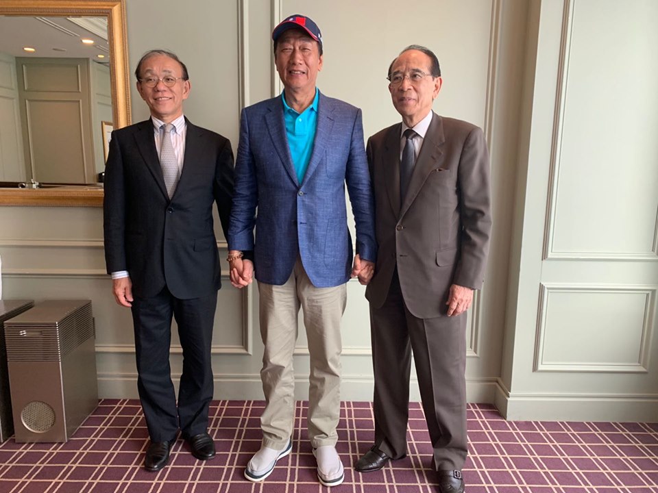 ▲鴻海創辦人郭台銘（圖中）雖然在國民黨總統初選民調結果中落敗，但他在日本出遊散心時，拜會行程依舊滿檔，與日本台灣交流協會會長大橋光夫（圖右）等人會面。（圖／擷取自郭台銘臉書粉絲專頁）