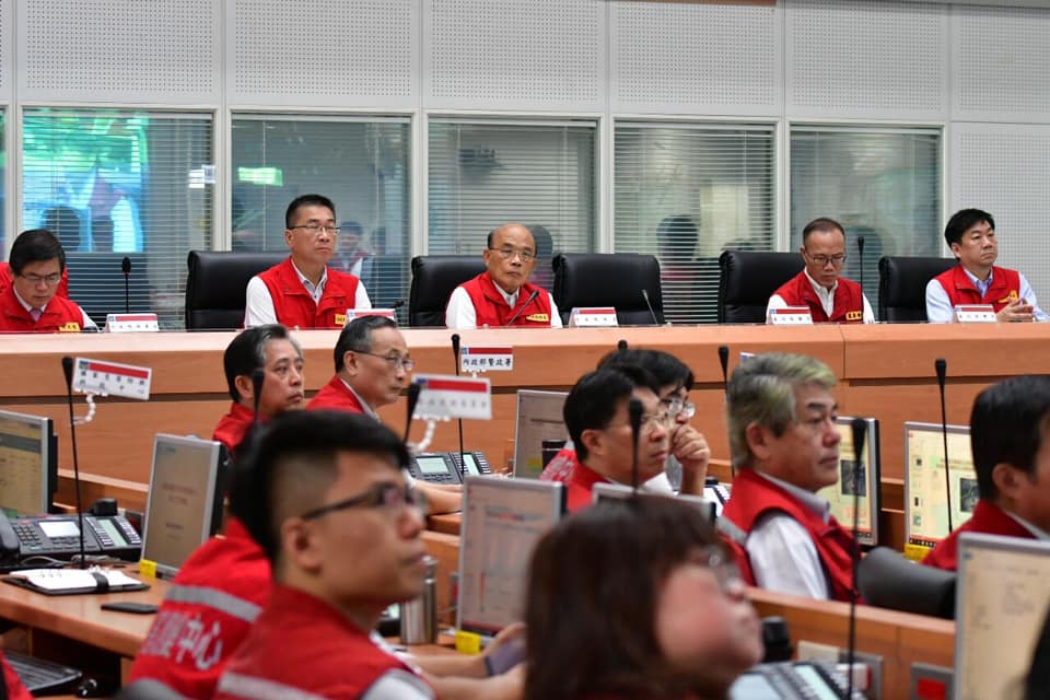 內政部長徐國勇點名高雄市長韓國瑜處理淹水，慢了2小時。圖為行政院長蘇貞昌視察中央災害應變中心。（圖 / 內政部提供）