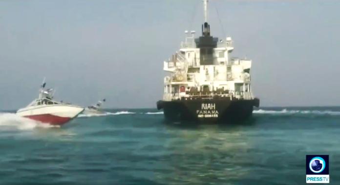 ▲伊朗革命衛隊將一艘行經重要戰略海域荷莫茲海峽的英國油輪沒收。（圖／美聯社／達志影像）