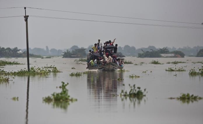 ▲南亞地區因暴雨釀洪災，已超過270人喪生。（圖／美聯社／達志影像）