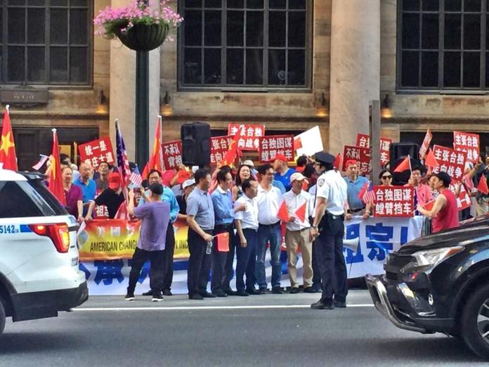 蔡英文總統去程過境美國紐約時的抗議人群與標語。（圖 / 翻攝立委管碧玲臉書）