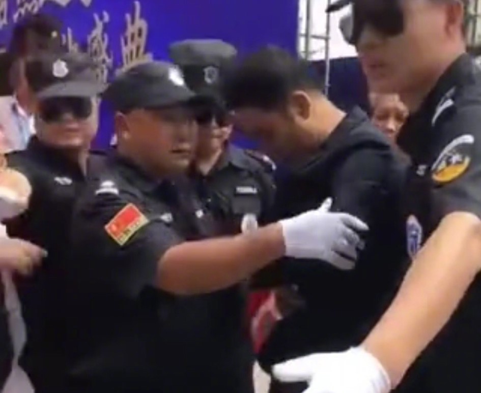 ▲任達華「被捅刀」一刻全都露。（影片截圖）