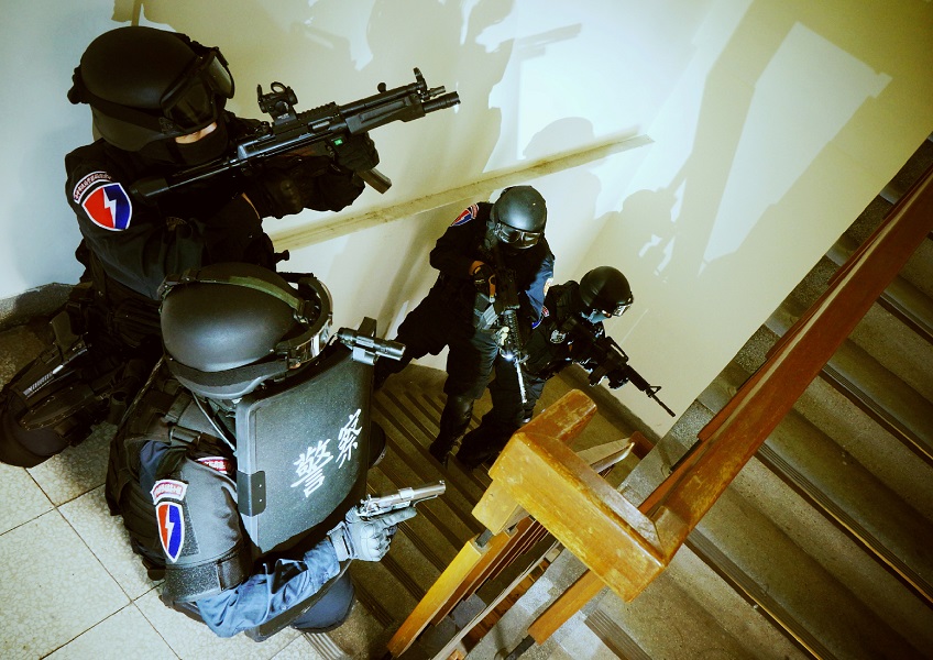 ▲中市保大特勤中隊於犯罪現場攻堅（圖／警方提供）