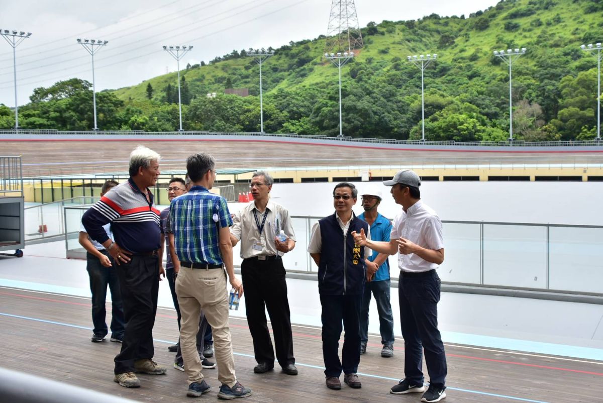 ▲建設局長陳大田前往鰲峰山公園的台中市自由車場檢視施工品質。期許工程團隊全力爭取公共工程金質獎榮譽。 (圖／建設局提供2019.7.20)