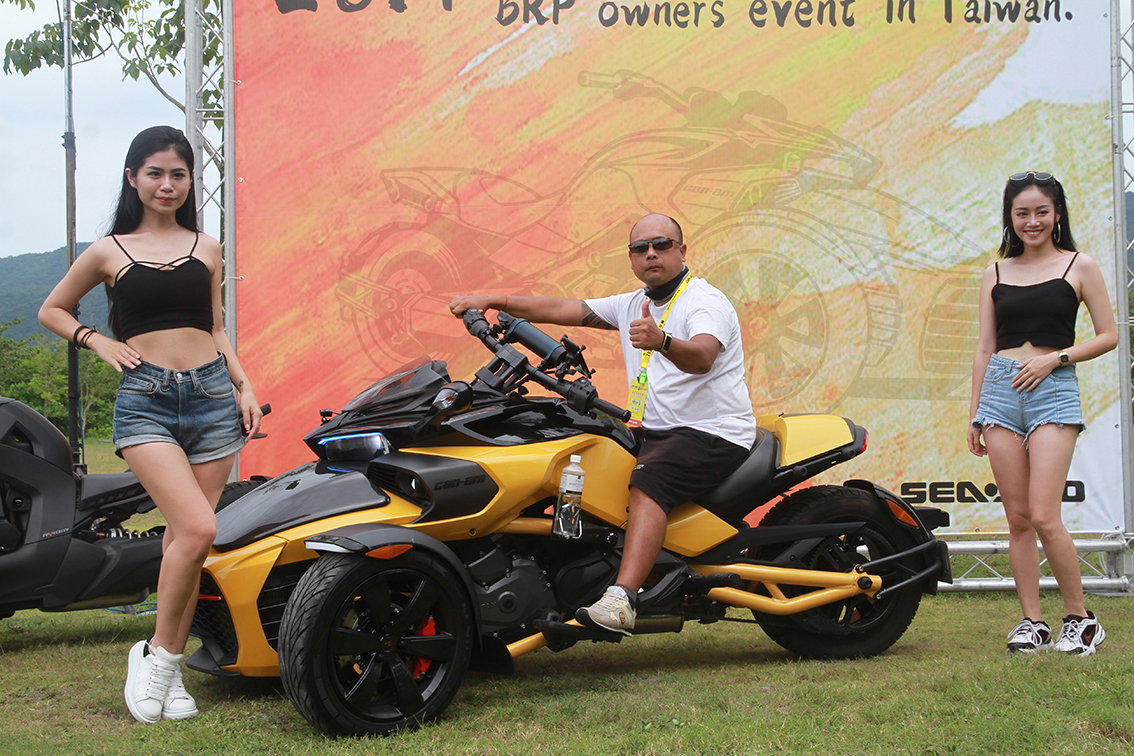 ▲來自加拿大的三重機品牌首次來到花蓮理想大地舉辦車聚，總共40輛車，上百名車友齊聚一堂，聲勢相當浩大。（圖／記者鄭志宏攝）