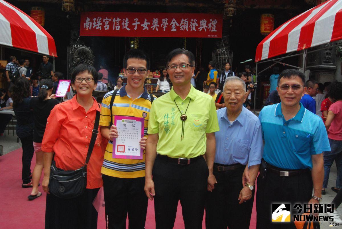 ▲三代同堂歡喜出席南瑤宮信徒子女獎學金典禮並和林世賢市長（中）合影留念。（圖／記者陳雅芳攝，2019.07.20）