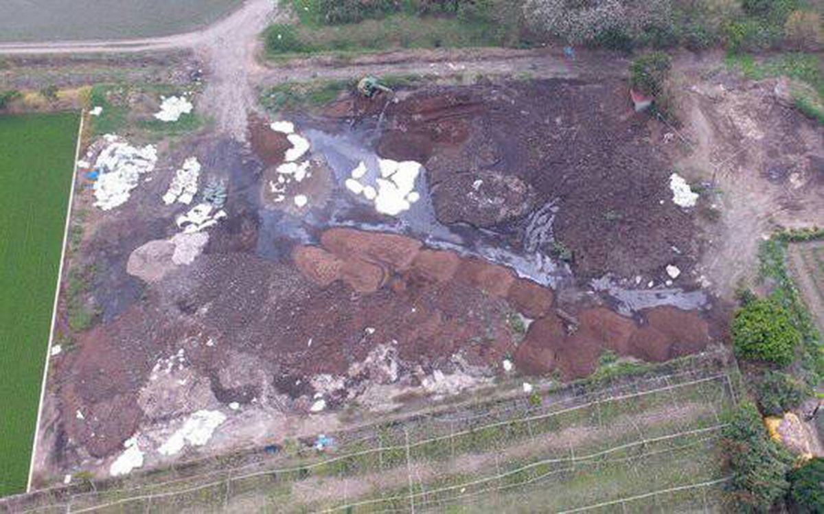 ▲芳苑鄉一處農田遭大量傾倒棄置食品加工汙泥，宛如大型露天堆肥場。（圖／記者陳雅芳翻攝，2019.07.20）