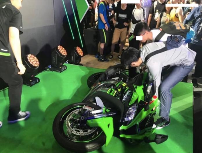 ▲今（2019）年度的國際重型機車展中，有年輕車迷疑似因為太緊張，在跨坐時「弄倒」了要價 88.8 萬的 ZX-10R 新車，令許多網友看了後笑稱：「賀成交！馬上辦手續！」（圖／翻攝自臉書社團「MotoGP Taiwan Fan Club」）