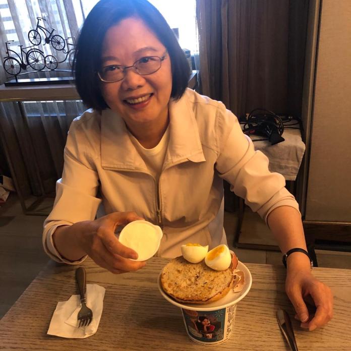 蔡英文出訪友邦，她在臉書上貼文表示想念台灣味。 (圖/翻攝蔡英文臉書)