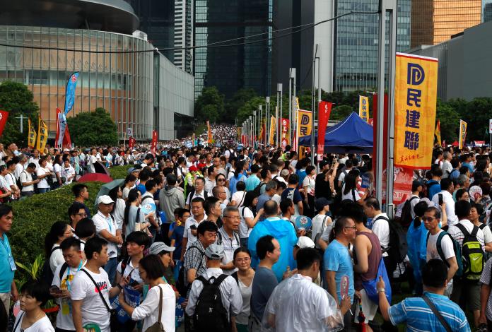▲香港建制派20日發起的「守護香港」集會，大會宣布有31.6萬人出席。（圖／美聯社／達志影像）