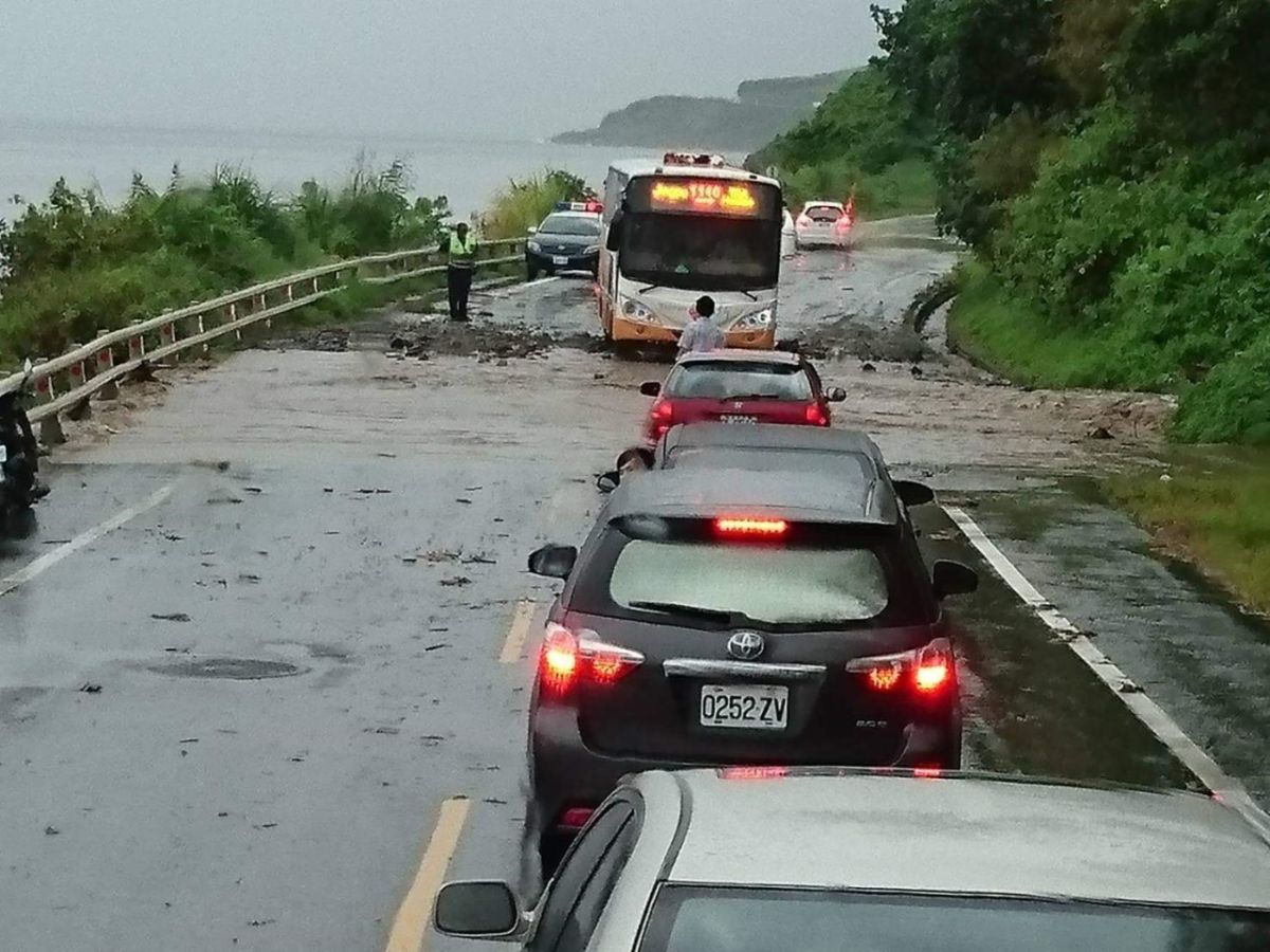 ▲強烈雨勢突襲花蓮，造成台11線50公里處發生土石流，影響雙向通車。（圖／民眾提供）