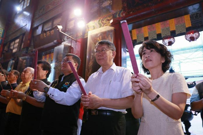 ▲台北市長柯文哲參拜正統鹿耳門聖母廟。（圖／柯粉俱樂部提供）