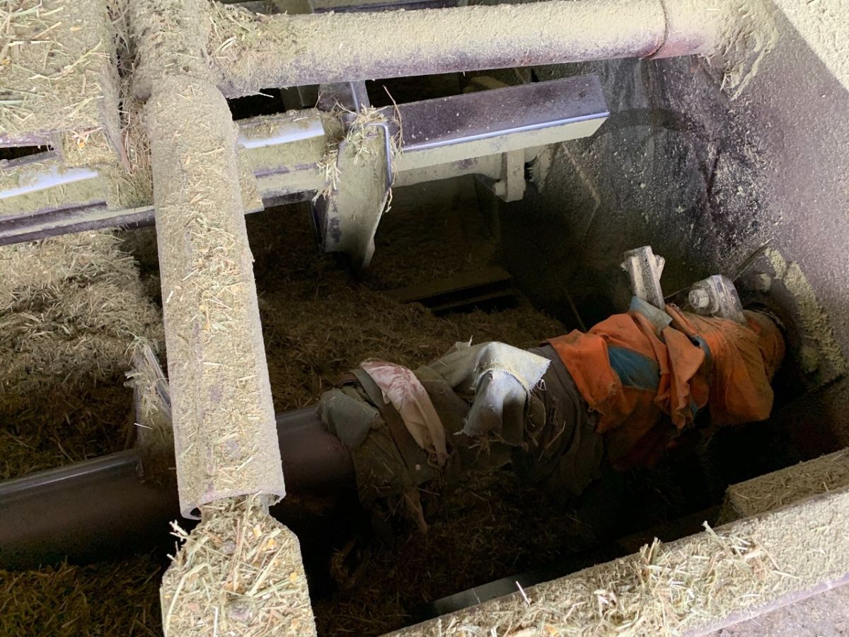 ▲牧草攪拌機內，明顯僅見衣服。（圖／嘉義縣消防局提供）