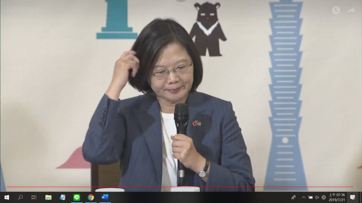 被問到1124選後，個人有什麼具體改變，蔡英文搔頭苦思。 (圖/擷取自總統府視訊)